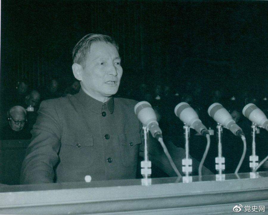 1956年12月，陳云在中華工商業(yè)聯(lián)合會(huì)第二屆會(huì)員代表大會(huì)上作報(bào)告。
