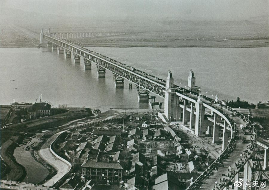 1968年12月29日， 南京長江大橋全面建成通車。這是當時中國自行設(shè)計建造的最大的鐵路、公路兩用橋。
